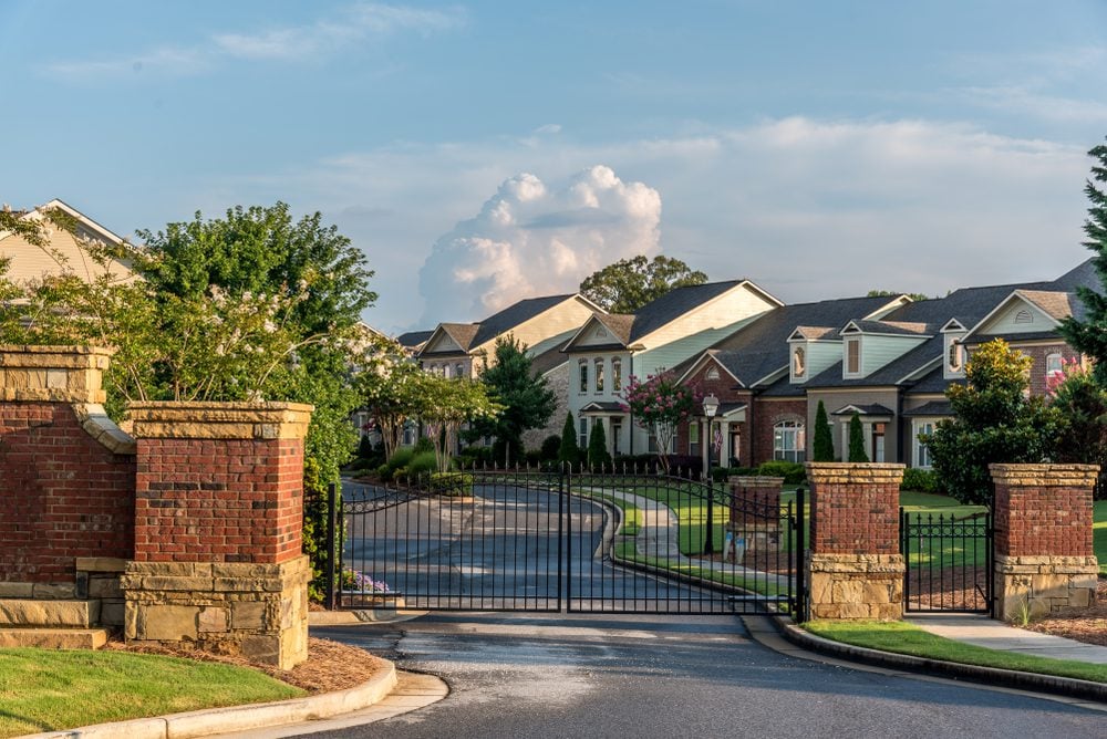 Allt fler svenskar bor i ”Gated Communities” bild